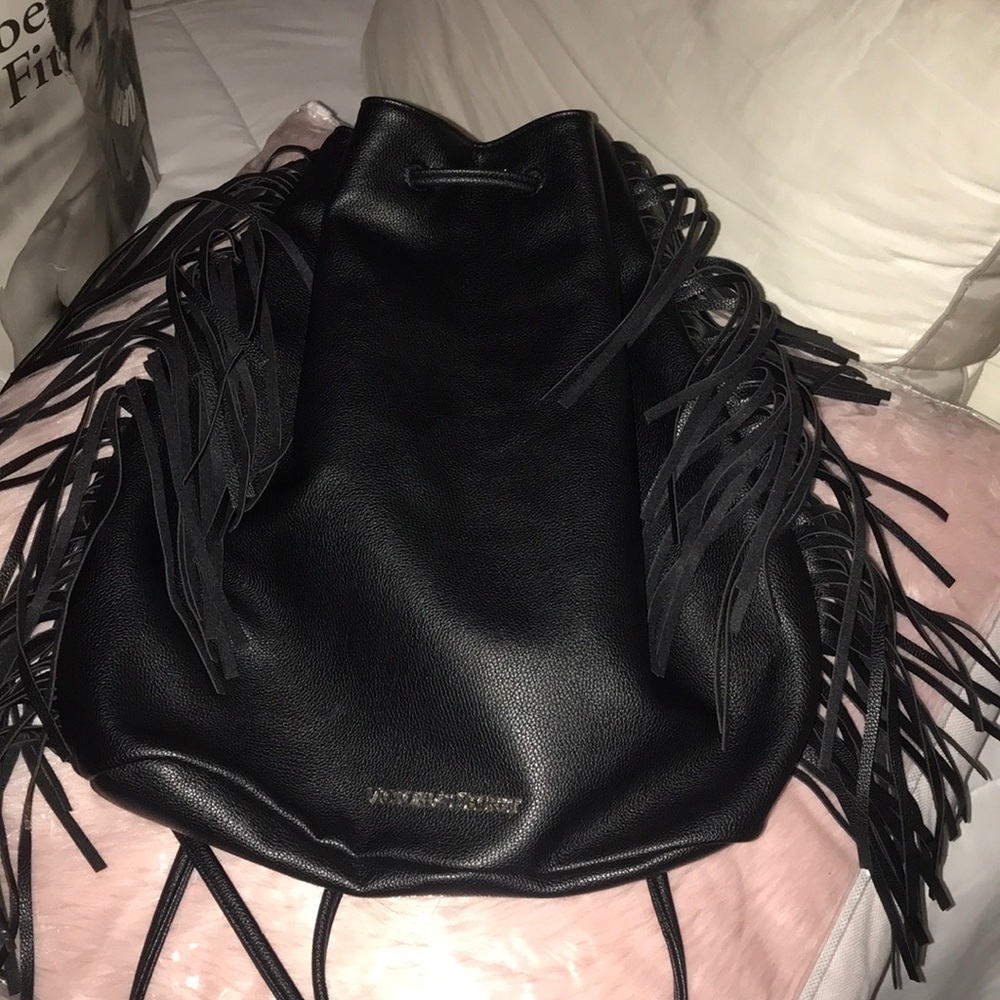 BLACK VS TOTE